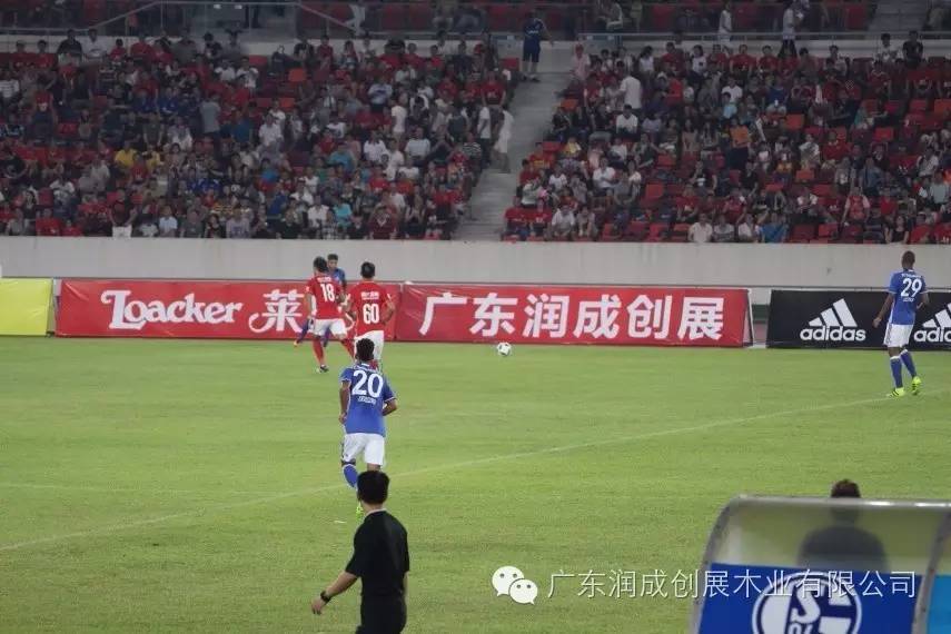  汉诺威96主场球迷助威，德甲氛围火爆助推球队拿下重要三分